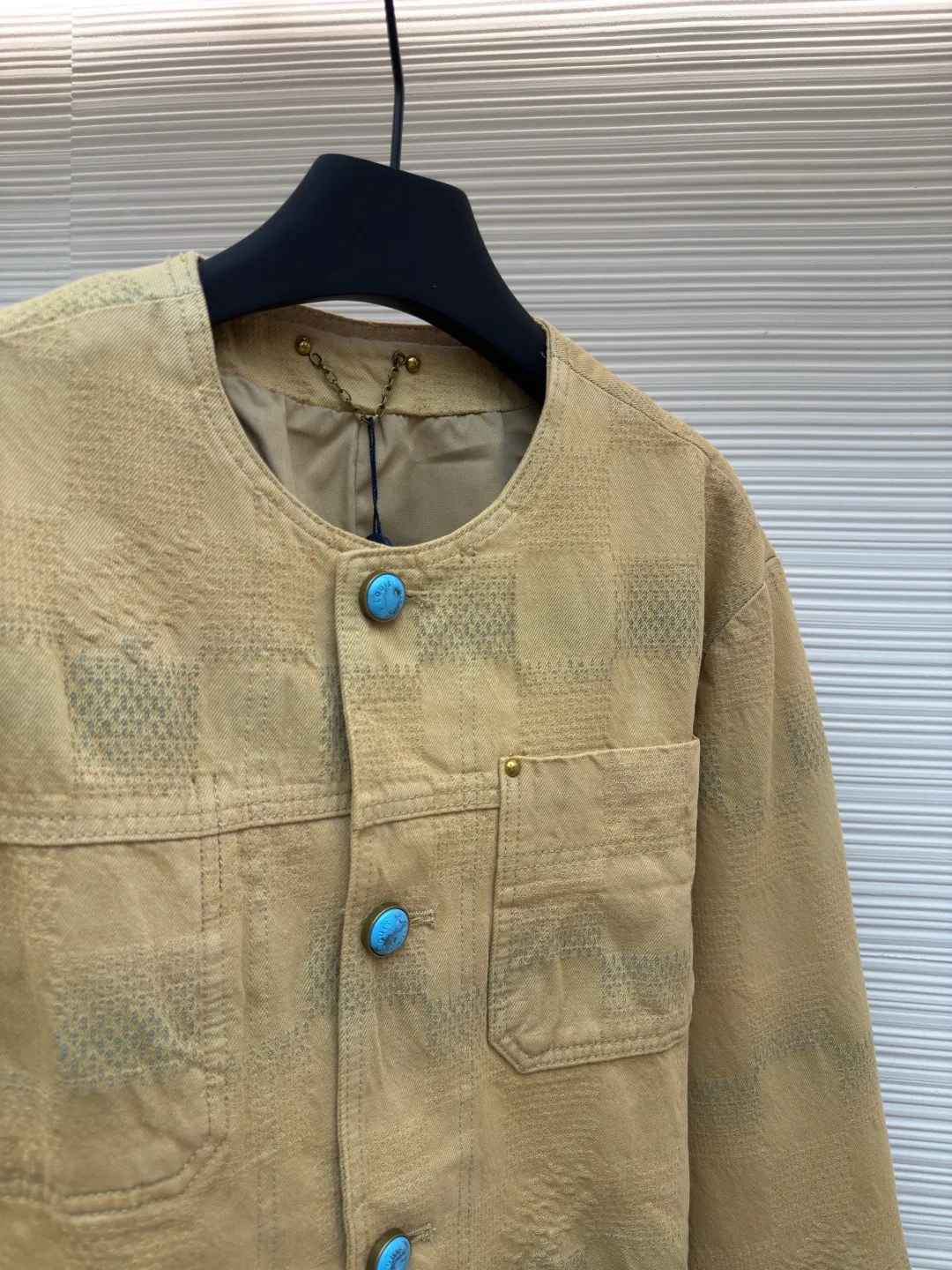 LOUIS VUITTON turquoise collarless jacket ●Authentic product: purchased and developed by 18939 ●Item number: 1680007-C45 ●Fabric: denim fabric ●Technology: jacquard production ●Version: fitted version ●Weight: about 1255 grams ●Size: 46-48-50-52 ●Description: Louis Vuitton LV checkerboard collarless denim jacket Made of custom-woven denim denim, custom-dyed with contrasting indigo effect and 3D checkered jacquard craftsmanship. Through the yarn-dyed jacquard process, various patterns and patterns are woven directly into the fabric during the weaving process, making the surface of the denim appear richer in texture and visual effects. The fabric goes through sand washing process and special dyeing technology! Customized accessories, complete with three standards. The overall wiring is straight and delicate, the fabric is comfortable and soft, and the color is consistent without color difference. It can be matched with the same style to create a fashionable look and control various occasions. Customized accessories, complete with three standards, same style for men and women!